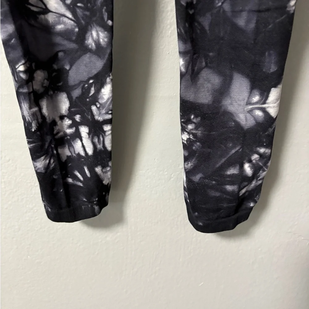 Free People Workout Bundle Good Karma Leggings and Black Tank Top. Size XS/S
